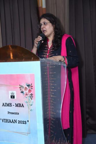 Dr.-Ashwini-Purohit-Director-AIMS-addressing-students