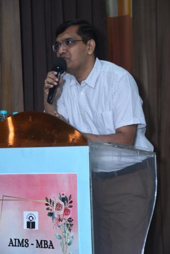 Shri-CA-Gaurav-JAIPURIYA-addressing-students-with-Donts-of-MBA