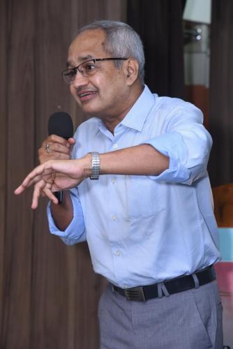 Shri-Mohan-Gandhe-President-AIMS-Nagpur-addressing-students-with-words-of-guidance-
